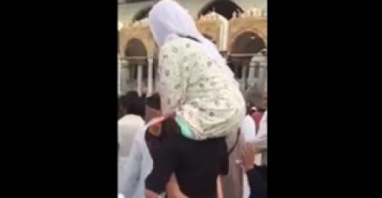 بالفيديو.. موقف مؤثر لشاب يحمل والدته ويطوف بها حول الكعبة بالفيديو.. موقف مؤثر لشاب يحمل والدته ويطوف بها حول الكعبة