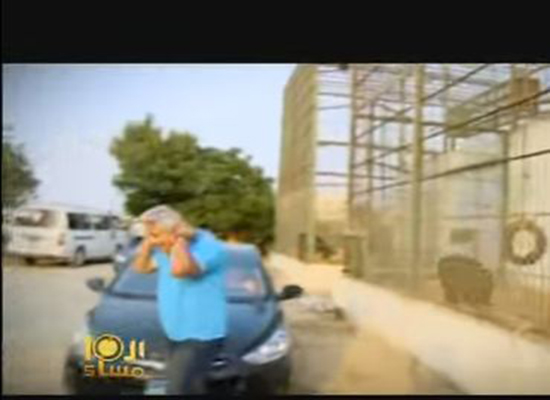 بالفيديو: "قرد" يضرب إعلامي مصري بحجر في رأسه