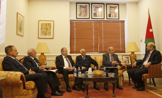 الرزاز يلتقي رئيس وأعضاء مجلس إدارة جمعية رجال الأعمال الأردنيين الرزاز يلتقي رئيس وأعضاء مجلس إدارة جمعية رجال الأعمال الأردنيين
