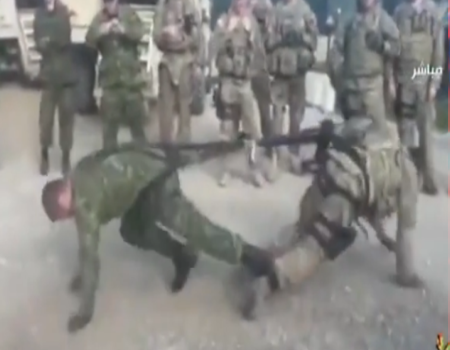 بالفيديو.. أطرف مصارعة لجنود في معسكر للجيش الأمريكي