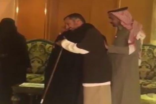 فيديو: لقطات مؤثرة للحظة التقاء اليمنيين العائدين من جوانتانامو بعائلاتهم في المملكة