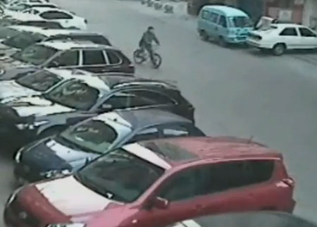 ماذا فعل شاب بلصوص سرقوا حقيبة ؟