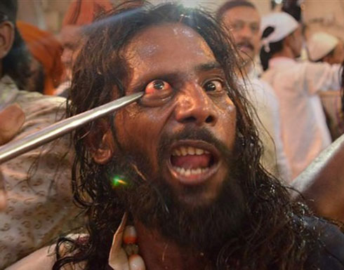 بالصور.. صوفيون هنود يبرزون عيونهم بشكل مخيف في مهرجان سنوي