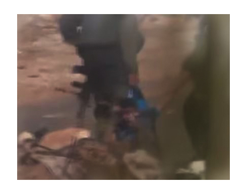 بالفيديو: جنود إسرائيليون يعتدون بوحشية على طفل فلسطيني