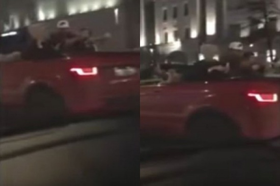 شاهد: شبان أثرياء يتسلون برمي النقود في شوارع موسكو