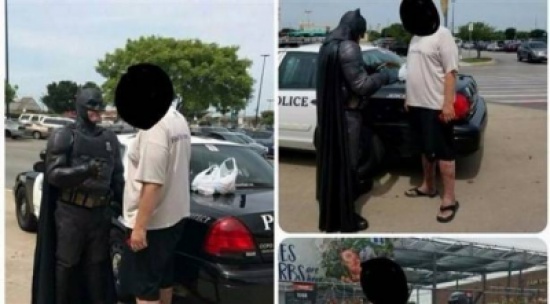 باتمان يلقي القبض على لص في مركز تجاري!