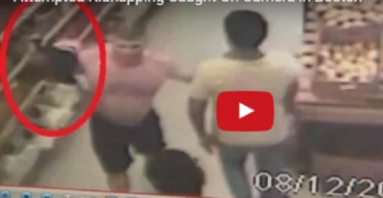 فيديو| رجل يخطف طفلا بطريقة غريبة من والديه!