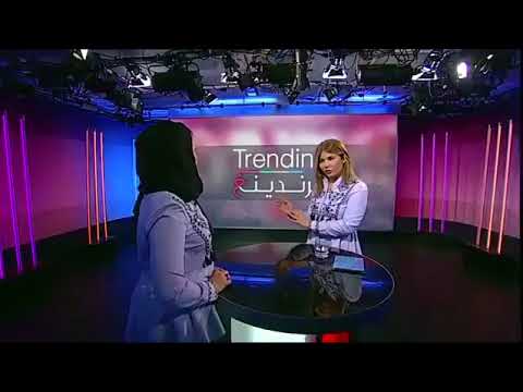 بالفيديو – شاهدوا رد فعل مذيعة فوجئت بضيفة ترتدي ملابس مشابهة