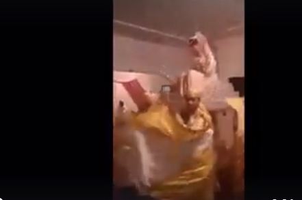 سقوط محرج لعروس في حفل زفافها (فيديو)