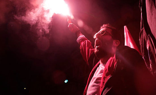 بالفيديو : "لن ندفع الثمن".. اللبنانيون ينتفضون في شوارع بيروت