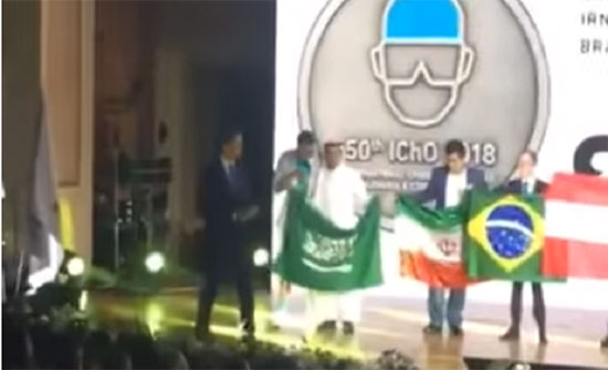 بالفيديو.. طالب سعودي يبعد علم بلاده عن الإسرائيلي ويصطف مع نظيره الإيراني