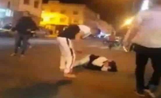 فيديو جديد يهز المغرب.. زوج يضرب زوجته بعنف في الشارع بآلة حادة فيديو جديد يهز المغرب.. زوج يضرب زوجته بعنف في الشارع بآلة حادة
