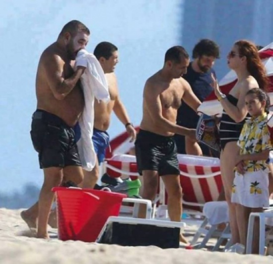 صورة عائلة ملك المغرب بلباس البحر على شاطئ ميامي.. تثير ضجّة! صورة عائلة ملك المغرب بلباس البحر على شاطئ ميامي.. تثير ضجّة!