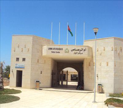 وفد من جمعية الشؤون الدولية يزور موقع ام الرصاص الاثري وفد من جمعية الشؤون الدولية يزور موقع ام الرصاص الاثري