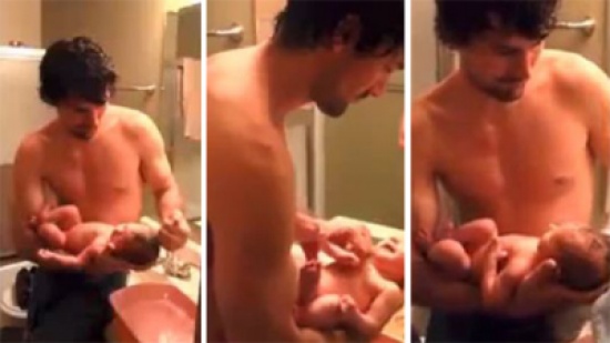 شاهد..  أب يحمم مولودته بحنان يوازي الأمهات