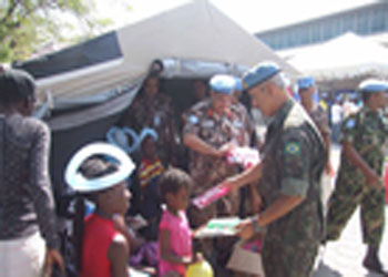 كتيبة حفظ السلام الأردنية في ساحل العاج توزع مساعدات إنسانية