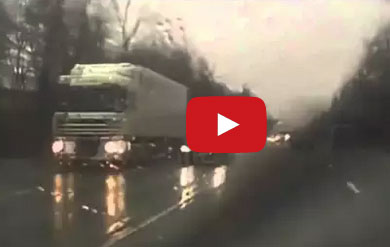 سائق شاحنة يتسبب في حادث لثلاث سيارات