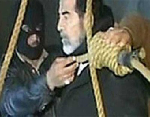 بالفيديو: اللحظات الاخيرة لصدام حسين على منصة المشنقة بالفيديو: اللحظات الاخيرة لصدام حسين على منصة المشنقة