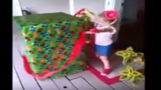 شاهد..  أجمل هدية لطفلة في عيد ميلادها
