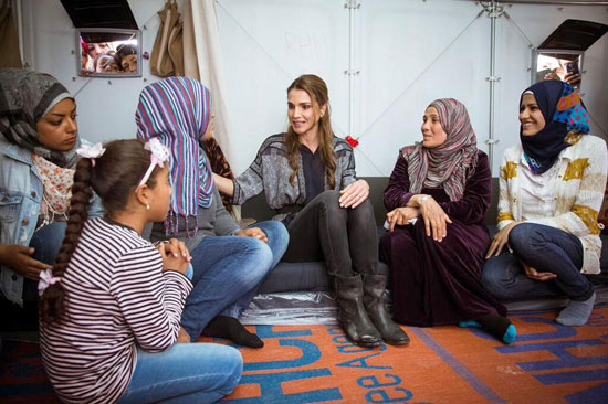 الملكة رانيا تزور مخيما للاجئين باليونان