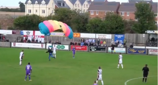 "اقتحام" مفاجئ لمباراة كرة قدم