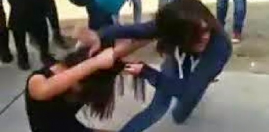 بالفيديو : 4 فتيات يتشاجرن على شاب وسيم بالفيديو : 4 فتيات يتشاجرن على شاب وسيم