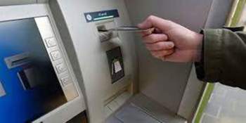 القبض على شابة تلقت ملايين الدولارات في حسابها بالخطأ