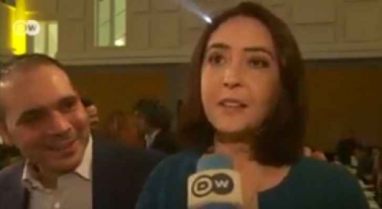 بالفيديو : الأمير علي يمازح زوجته ... شاهد