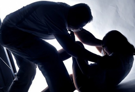 أنقذته من فتك الأهالي به.. فقتلها واغتصبها بعد وفاتها أنقذته من فتك الأهالي به.. فقتلها واغتصبها بعد وفاتها