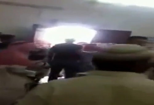 مشاجرة بين سعودي ومصري عارض الدعاء على السيسي في خطبة الجمعة ( فيديو ) مشاجرة بين سعودي ومصري عارض الدعاء على السيسي في خطبة الجمعة ( فيديو )