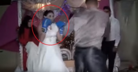 فيديو| حفل زفاف في بلد عربي  يتحوّل لحلبة ملاكمة بين العروسين!