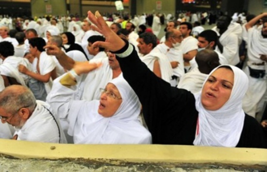 حاجة مصرية ترجم زوجها بدلاً من إبليس في جمرة العقبة حاجة مصرية ترجم زوجها بدلاً من إبليس في جمرة العقبة