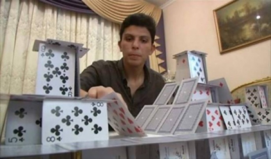 مصري يُشيّد معالم بارزة من أوراق اللعب مصري يُشيّد معالم بارزة من أوراق اللعب