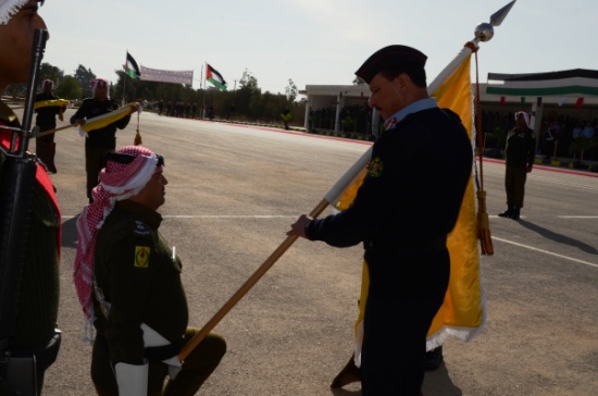 الطوالبة يرعى حفل تسليم الرايات في قيادة الكتيبة الثانية للواء الصحراء