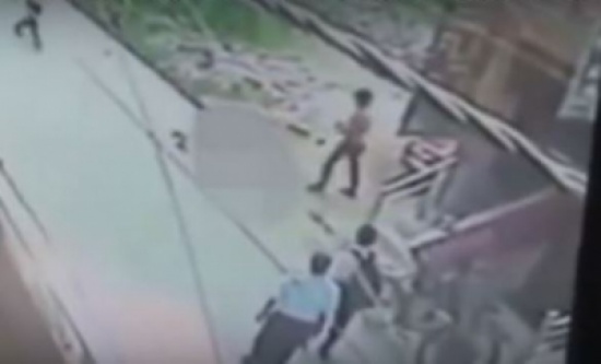 بالفيديو: هندية تتعرض للطعن 22 مرة من حبيبها في الشارع