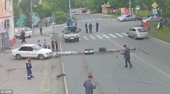 بالفيديو.. سيارة تسقط أسلاك كهربائية