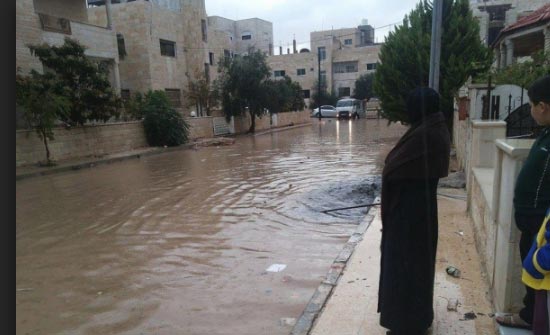 معالجة مواقع تجمع مياه امطار على طريق الكورة