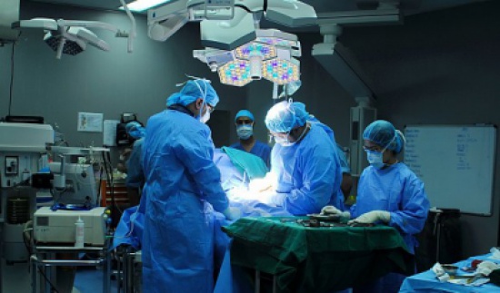 أطباء يضعون عظام جمجمة طفل في معدته لعلاجه أطباء يضعون عظام جمجمة طفل في معدته لعلاجه
