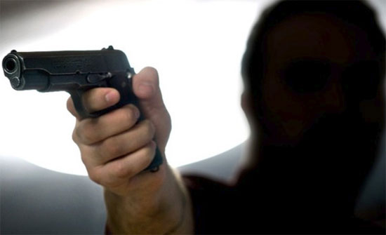 الحبس لمتهم سرق شابا في وضح النهار وتحت تهديد السلاح في الاشرفية