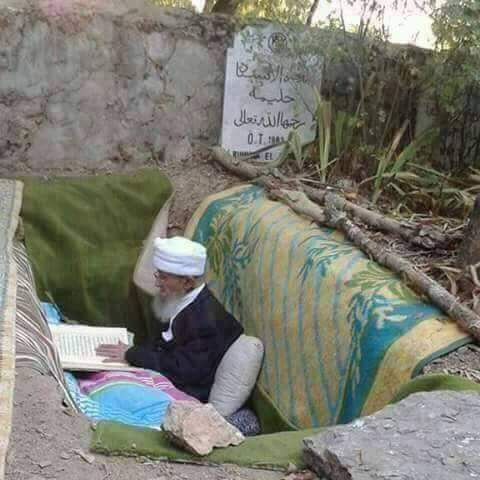 رجل عجوز يعيش ما تبقى من عمره داخل قبره وهو حي ..! رجل عجوز يعيش ما تبقى من عمره داخل قبره وهو حي ..!