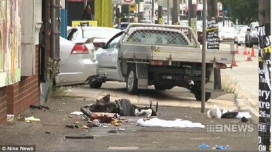 بالصور:رجل مخمور يسحل طفلة ووالدتها 30 مترا بسيارته