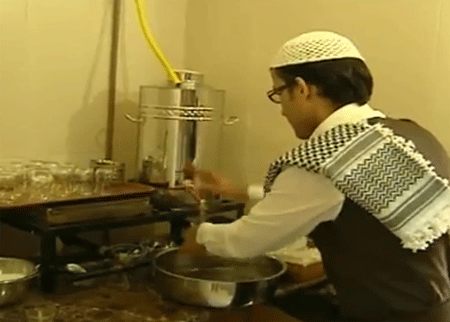 رجل يكسب رزقه بالعزف على فناجين الشاي