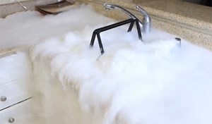 شاهد ماذا يحصل اذا وضعت ثلجاً جافاً في الماء المغلي