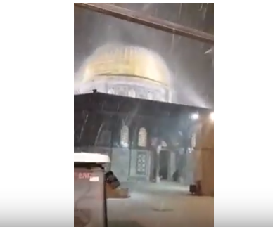 شاهد .. تساقط الثلوج فوق قبة الصخرة المشرفة في ساحة المسجد الأقصى