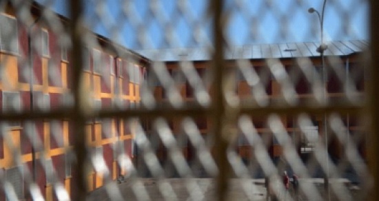 قتل طفليه انتقاما من زوجته