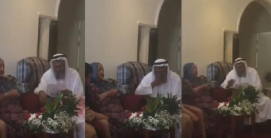 فيديو: سعودي يبكي وهو يقدم هدية لزوجته بمناسبة مرور 59 سنة على زواجهم فيديو: سعودي يبكي وهو يقدم هدية لزوجته بمناسبة مرور 59 سنة على زواجهم