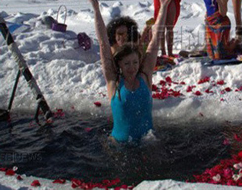 نساء سيبيريا يسبحن في بركة متجمدة احتفالا بيوم المرأة