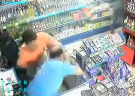 لص يطعن البائع والمتواجدين