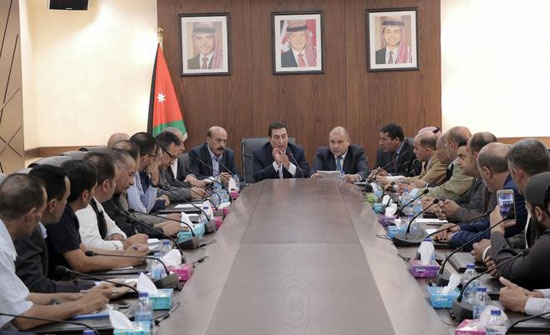 الطراونة يتوصل لاتفاق على وقف إضراب البلديات أسبوعين الطراونة يتوصل لاتفاق على وقف إضراب البلديات أسبوعين