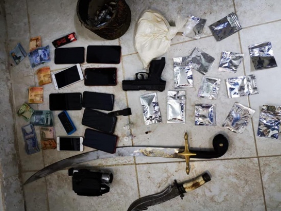 صور  :القبض على 6 اشخاص بحوزتهم مخدرات في الرمثا